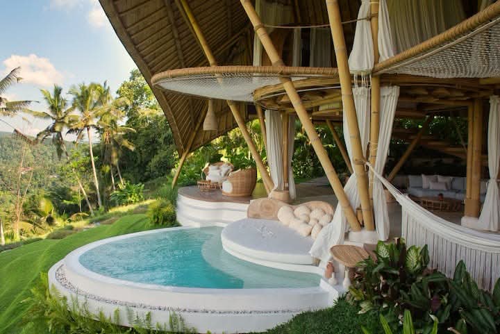 Pool mit Daybed